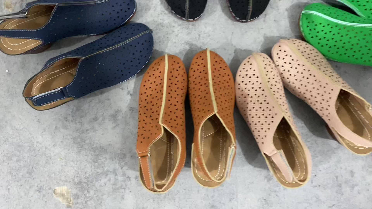 Korae | 調整可能なストラップと透かしデザインのヒールサンダル