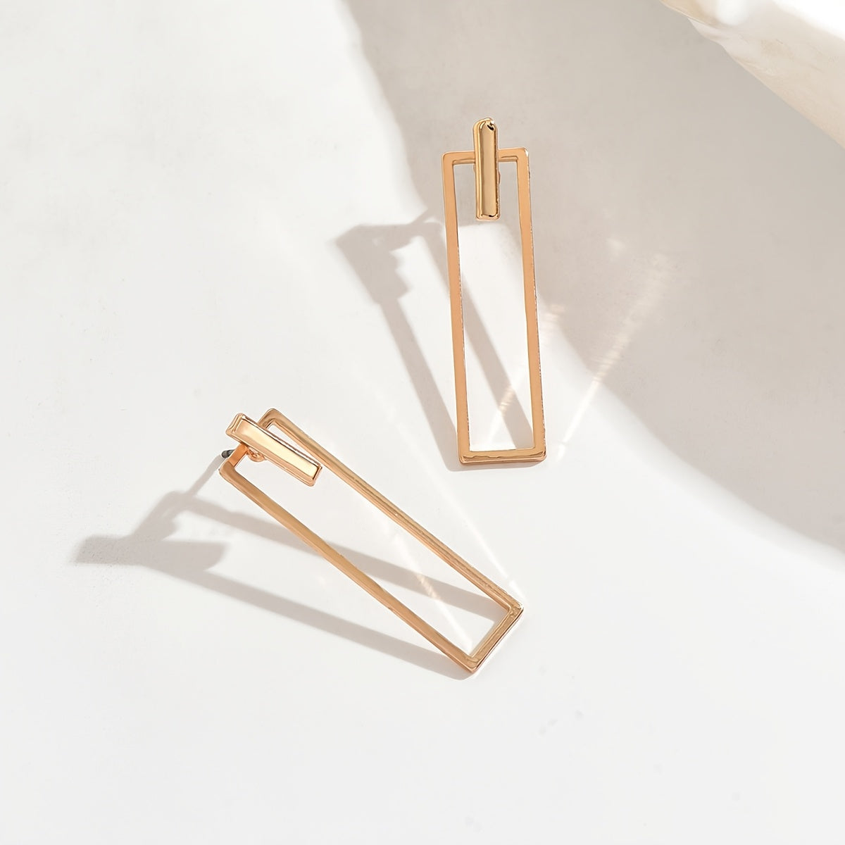 Quinleyra | エレガントなメタリック仕上げのジオメトリックロングピアス