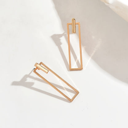 Quinleyra | エレガントなメタリック仕上げのジオメトリックロングピアス
