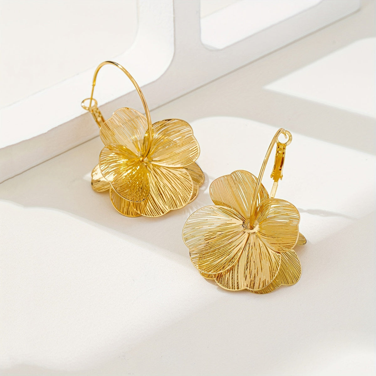 Selah™ モダンデザインのダブルフープゴールドイヤリング