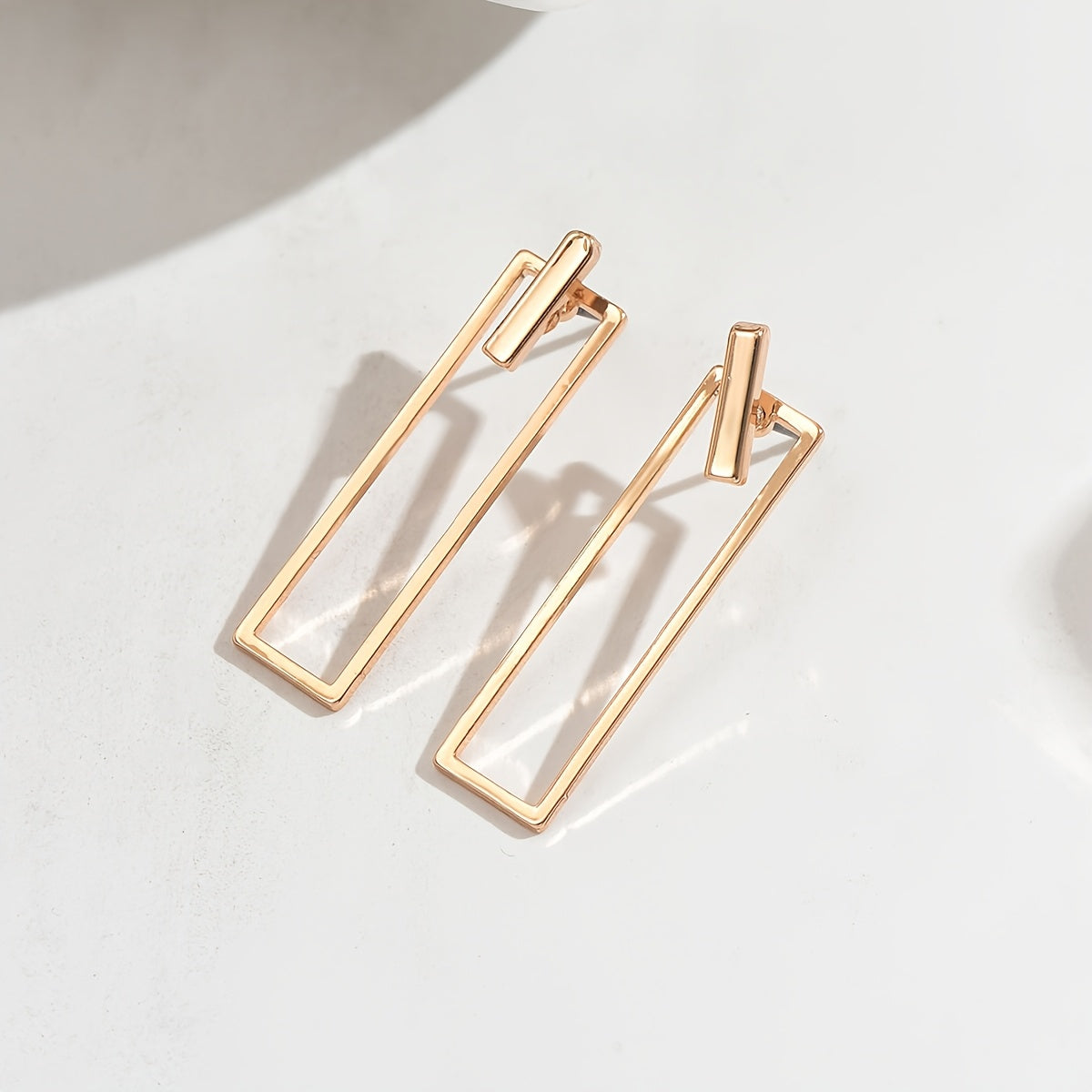Quinleyra | エレガントなメタリック仕上げのジオメトリックロングピアス