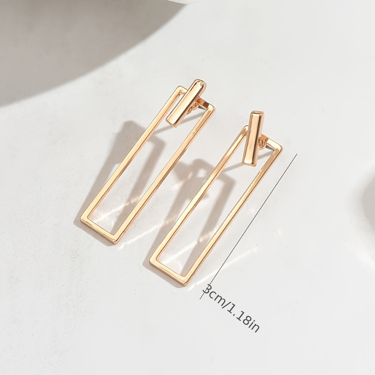 Quinleyra | エレガントなメタリック仕上げのジオメトリックロングピアス